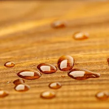 wasserabweisend - Geschützte Holz nach Regen-überdachte mit Wassertropfen - Stock-Fotografie