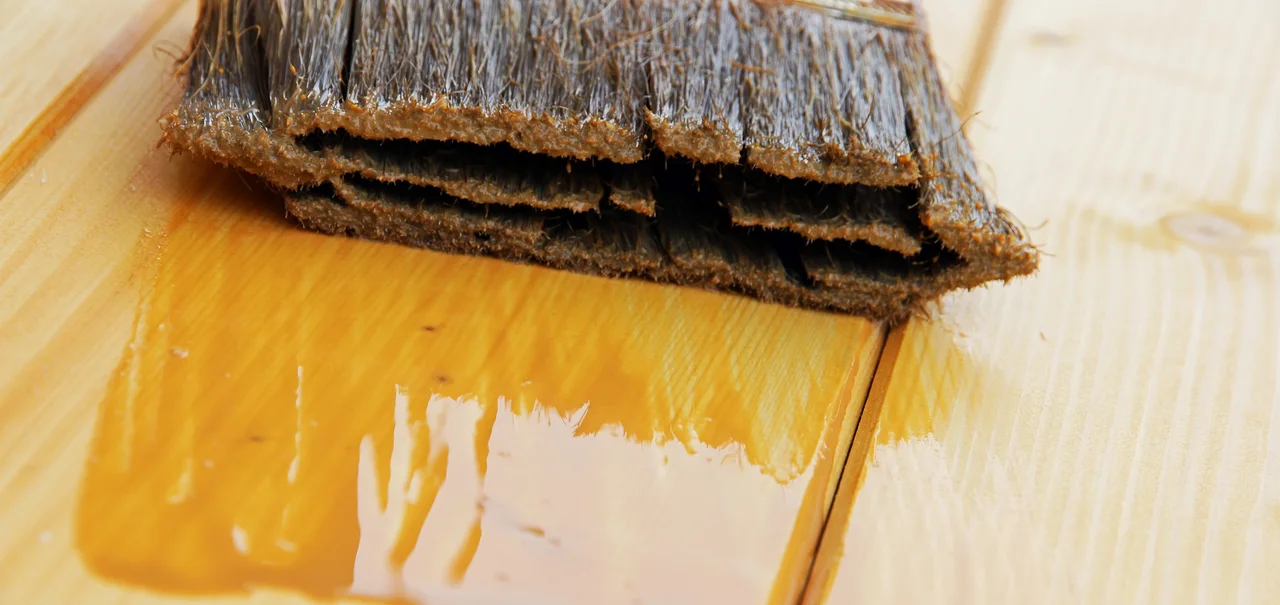 Lasuren - Brush mit Holz preservative - Stock-Fotografie