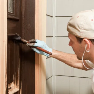 Fensterrahmen und Türen - House Painter Flecken neuen Eingang an Renovierung Projekt - Stock-Fotografie