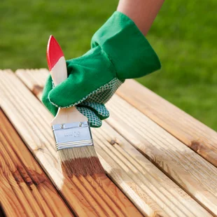 Terrassen-/ Balkonboden - Auftragen schützenden Lack auf eine Terrasse mit Holzboden - Stock-Fotografie